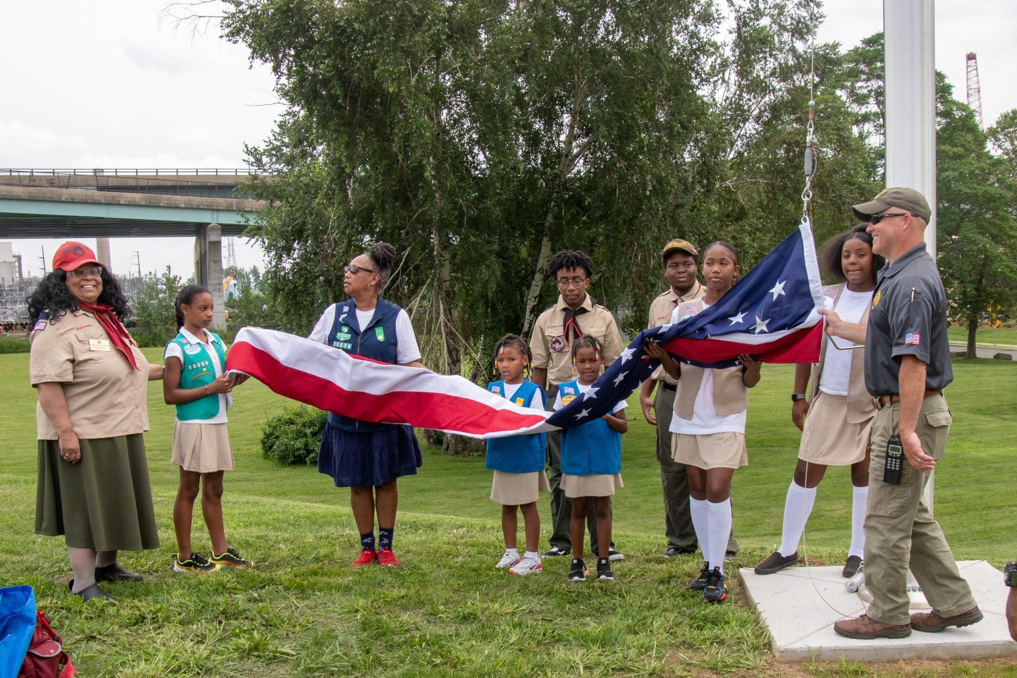 Read more about the article Hartford Girl Scouts & Boy Scouts Raise Flag in Charter Oak Landing